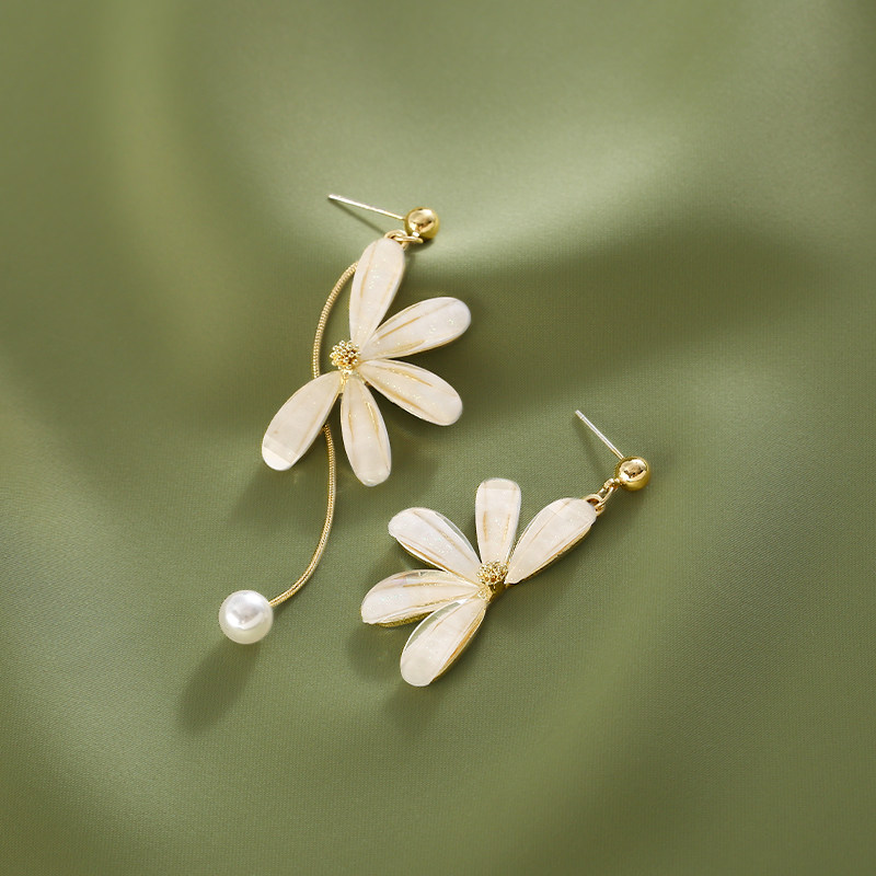 Outlets counters clearing warehouses, withdrawing cabinets, picking up leaks, super fairy personality, asymmetrical daisy earrings, outlets, female accessories