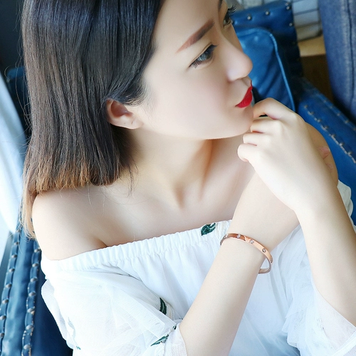 Золотой золотой браслет, свежий женский браслет, ювелирное украшение из нержавеющей стали для влюбленных, популярно в интернете, 18 карат, розовое золото, простой и элегантный дизайн