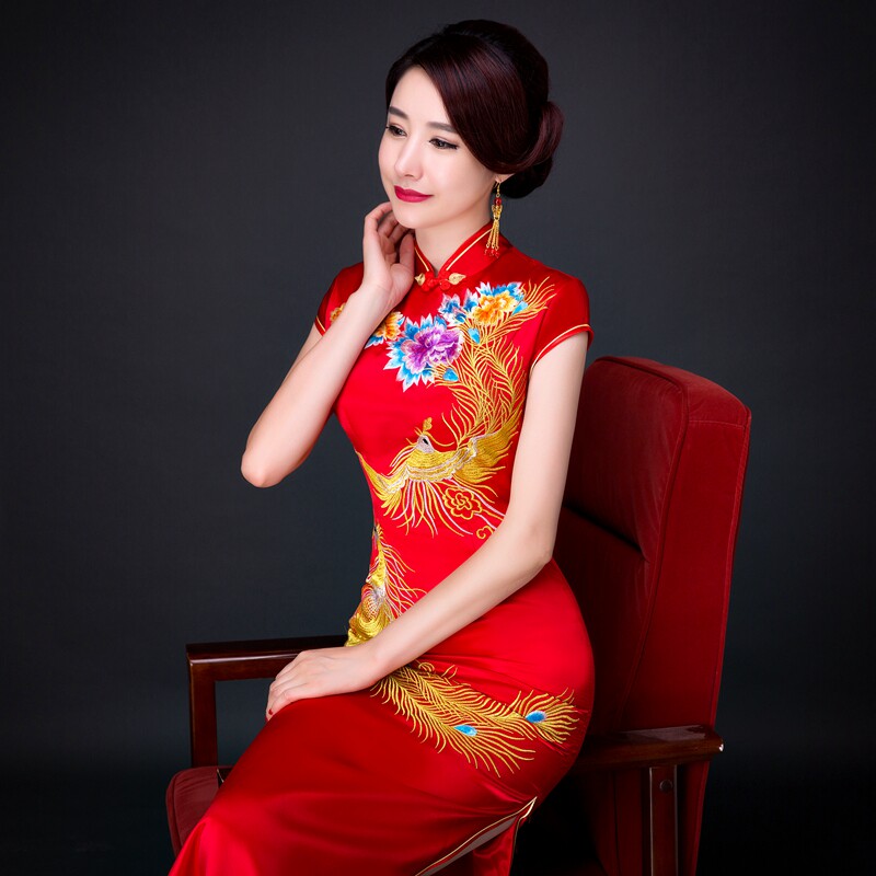 Red embroidered cheongsam dress long version Chinese bride wedding toast dress annual meeting performance catwalk slim large size cheongsam