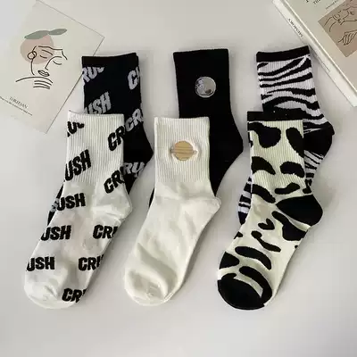 Black and white planet letter mid-tube socks Korean ins hipster men and women high-tube street skateboarding sports personality stockings autumn