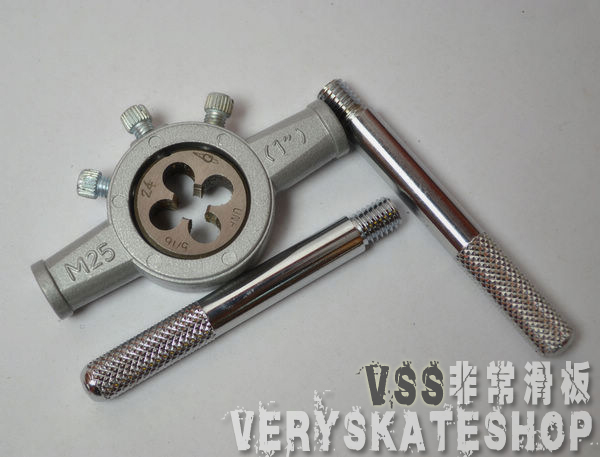 Rất sửa chữa ván trượt ván trượt công cụ chủ đề thiết lập của cờ lê và cờ lê - Trượt băng / Trượt / Thể thao mạo hiểm giày patin 4 bánh gấp xếp