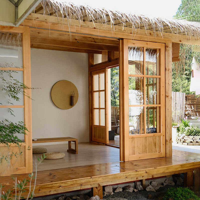 屋外の茅葺き屋根のヴィラ、ホームステイ、中庭のある造園、屋外の木造家屋、ティールーム、防錆加工された木造農家、おしゃれな木造キャビン。