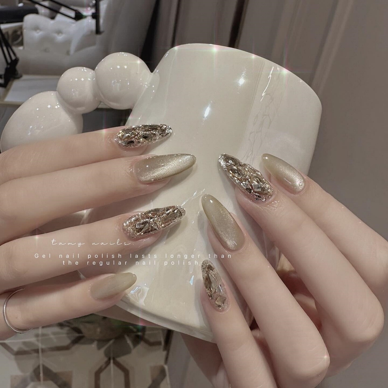 Autumn and Winter Milk Tea Color Cat-Eye Wearable Nail Patches, Fake Nails, Finished Wearable Medium-Length Champagne Color Rhinestones