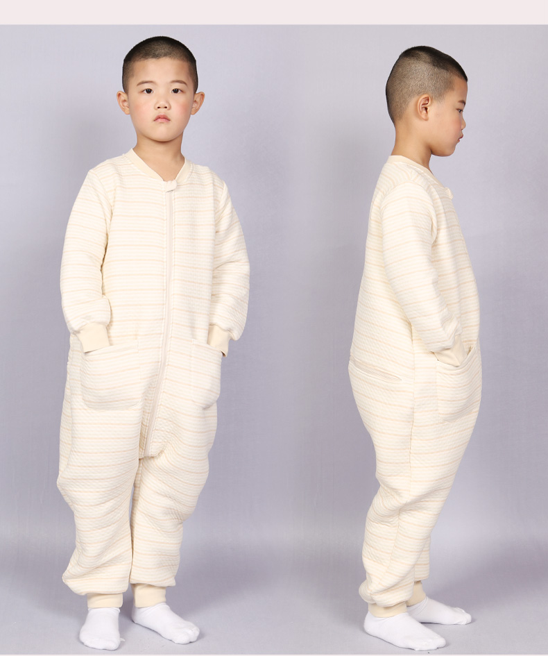 Bé trai mặc đồ ngủ liền màu cotton dày vào nhà vệ sinh phục vụ mùa thu đông có thể mặc đồ cho bé lớn và trẻ nhỏ để tránh đồ ngủ dài tay lạnh. áo liền quần cho bé