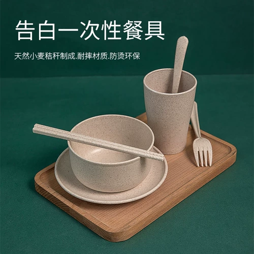 Блюда из соломы пшеницы устанавливают домашнее овощное блюдо творческое