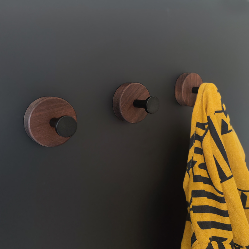 Medieval-Style Magnetic Walnut Wood Hook, Coat Hook, Entryway Storage Rack, No-Drill Hanging for Clothes and Bags Behind the Door