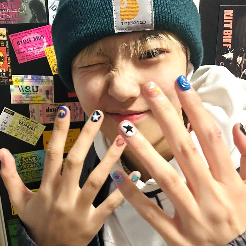 Handmade Nails, Neutral Style, Short Nail Art Patches, Niche ins Cool Graffiti Nail Pieces, Make Your Skin Look Fairer and Give a High-End Feel
