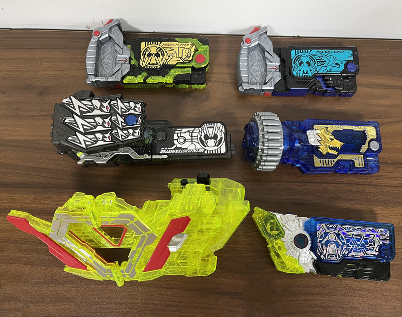 Kamen Rider Zero-One 01 Berserk Gatling Metal Cluster Locust Key Bandai Dx