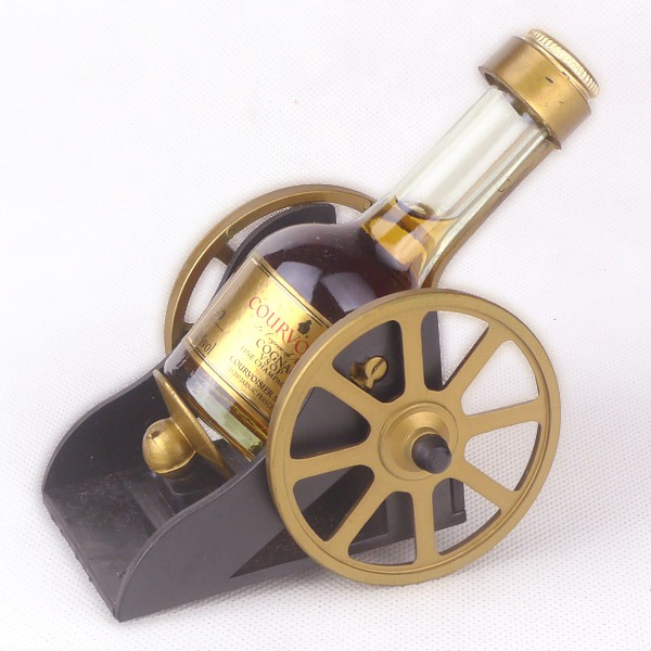 Old clothes marked with grinding scratches, small cannons 30ml glass bottles with plastic frame mini wine with a clenbulione wine version