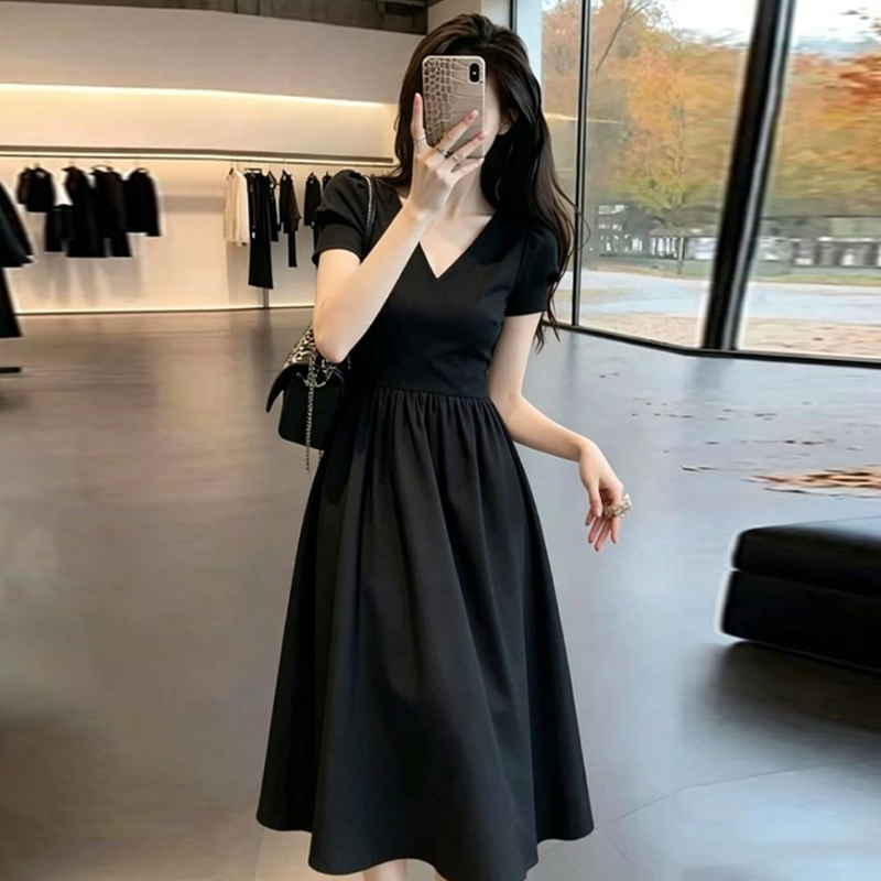 Summer Hepburn-Style V-Neck Black Short-Sleeved Dress for Women 2026 New Elegant and High-End Waist-Cinching Mid-Length Skirt Summer Hepburn-Style V-Neck Black Short-Sleeved Dress for Women 2026 New Elegant and High-End Waist-Cinching Mid-Length Skirt