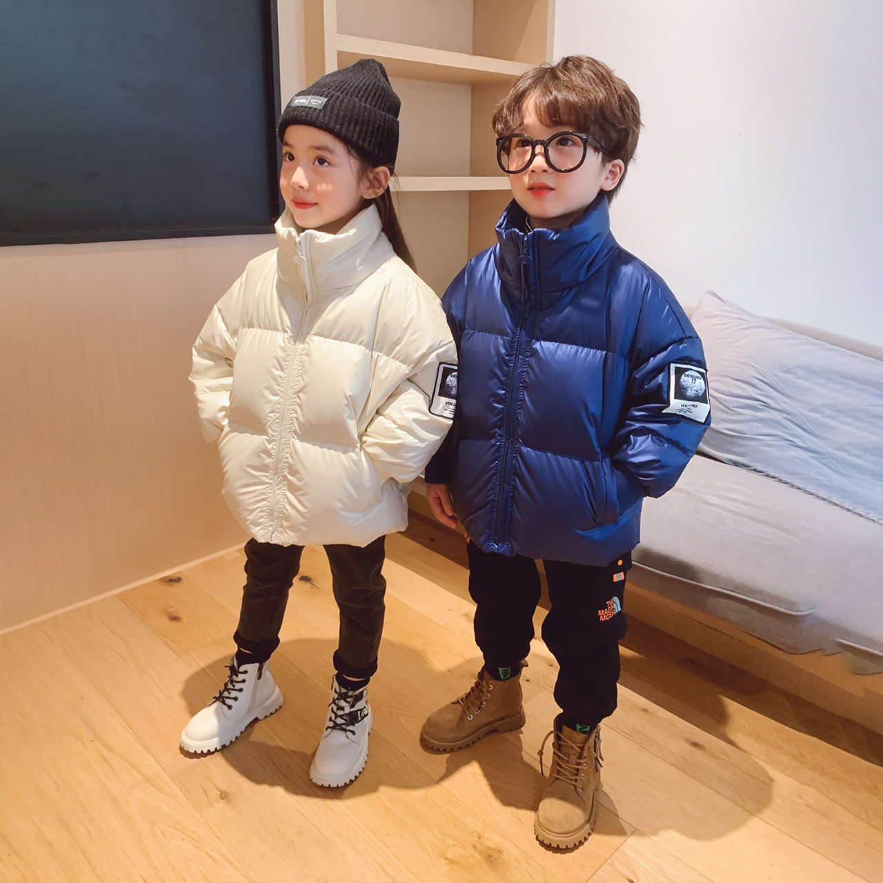 The boy's downjacket in the left - west boy's jacket thickened children's coat short thin - thin Yang Boys winter dress 2022 new models