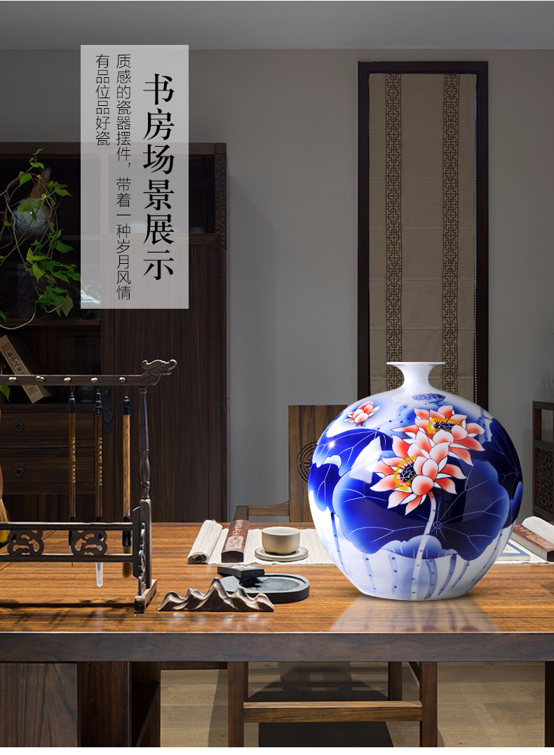 Hand the blue and white porcelain in jingdezhen porcelain ceramic vase is placed the new Chinese style household living room TV cabinet decoration