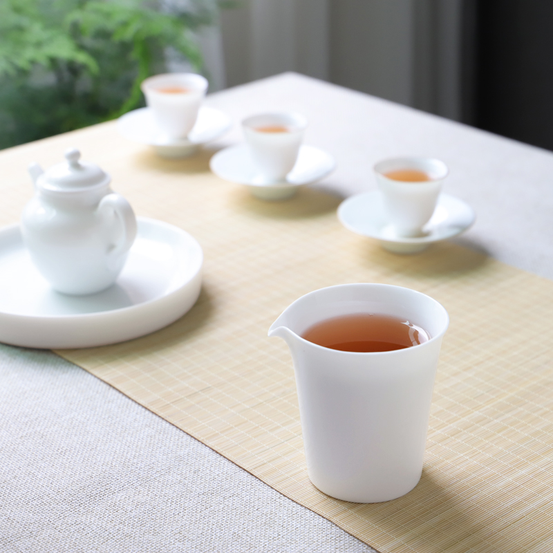 The Escape this hall sweet white porcelain of jingdezhen ceramic fair keller GongDaoBei points of tea, tea and a cup of kung fu tea accessories