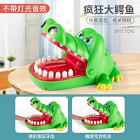 Крокодил кусает человека за руку (крупный размер, кусает руку без боли)