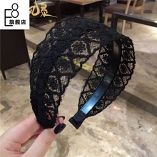 The store's repeat customers have received over a thousand hair accessories, with a white hair mask and a female wide edge hair clip headband covered with a mesh red headband. The 2021 new high-end headwear