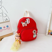 Маленькая красная кукла