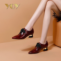 Wine Red single shoes womens 2021 new autumn pointed shoes Middle heel patent leather shoes children thick heel deep mouth lace womens shoes