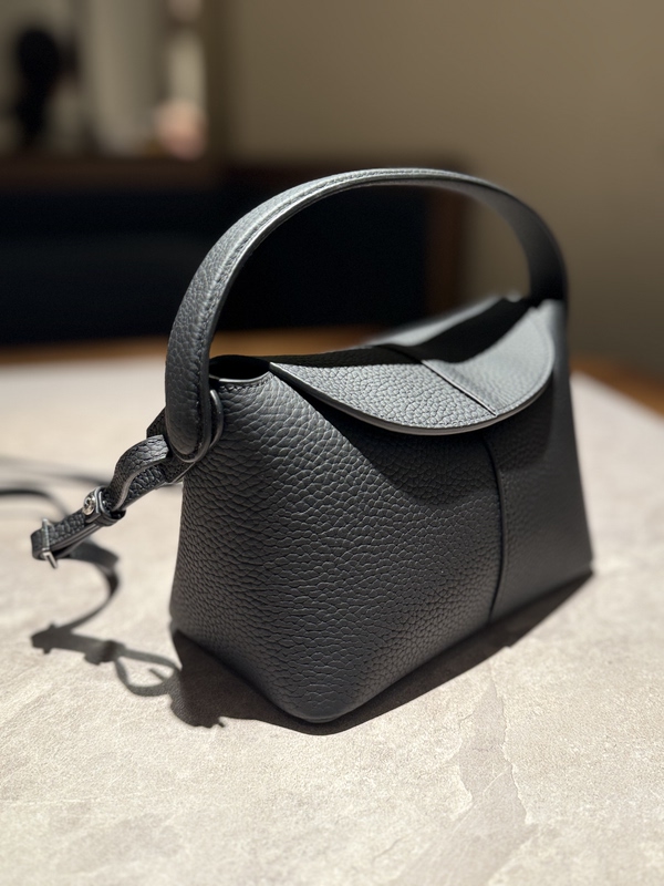 Niche Luxury, Versatile Use: Crossbody, Handbag, Underarm, Single Shoulder, with a Sturdy Feel