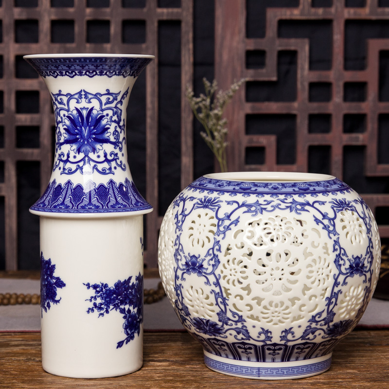 Jingdezhen ceramics hollow - out floret bottle of the sitting room of Chinese style household adornment furnishing articles archaize rich ancient frame art decoration