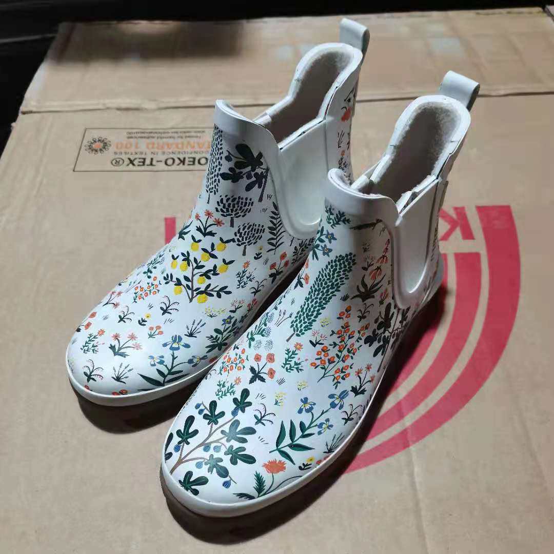 New to autumn and winter fashion English Rainshoes Men and women rubber waterproof low-slip low-gang light garden shoes and rain boots