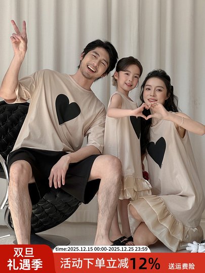 今年流行的亲子装夏装一家三口t恤2025款时髦炸街母女爱心连衣裙