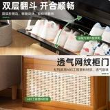 Измените дверь стула для обуви у двери дома, которая может сесть на стул, интегрированную в дверь.