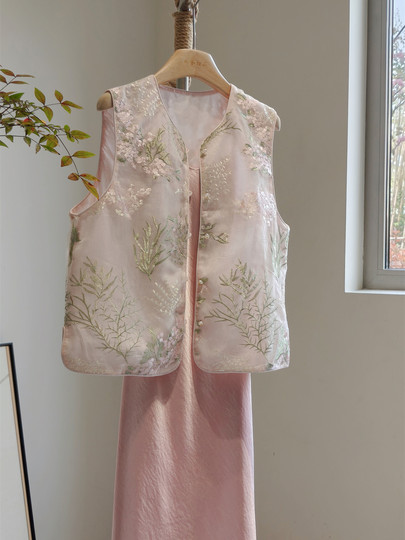 新中式粉色马甲女夏季薄款外穿背心坎肩刺绣年轻款国风吊带裙套装