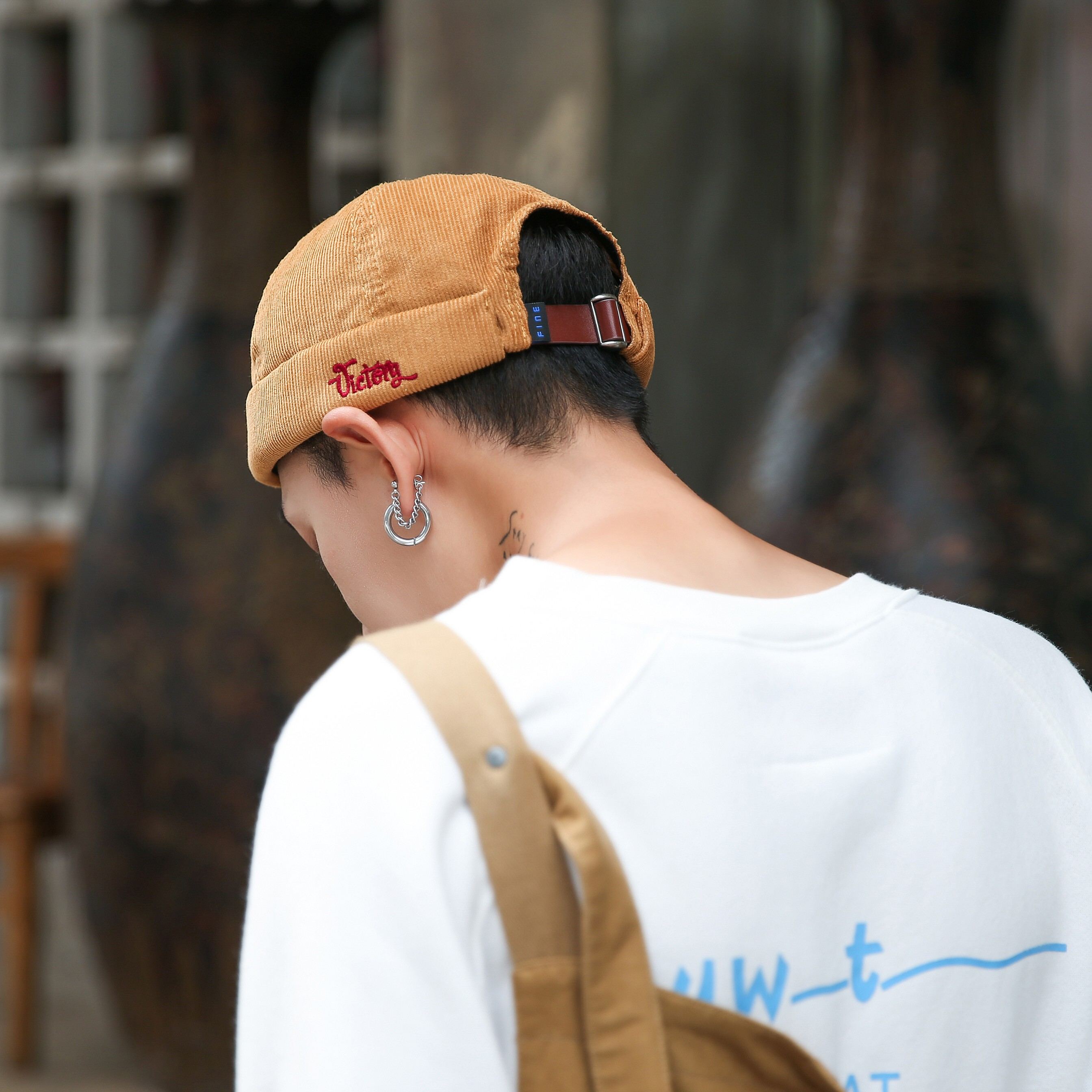 Less hat