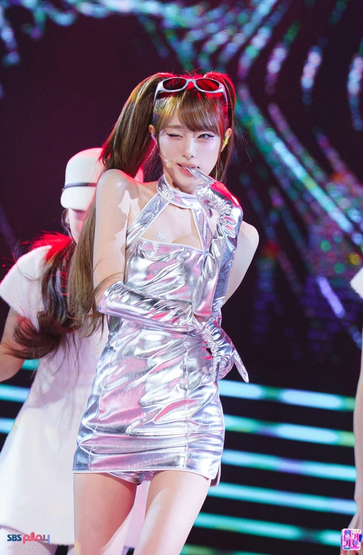 Korean Yena Choi Yuna's Same Style Halter Neck Silver Futuristic Tech-Inspired Kpop Stage Performance Outfit