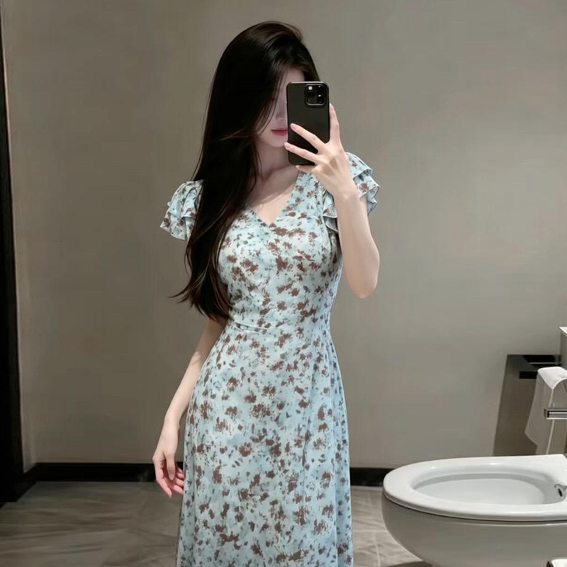 French Resort-Style Blue Floral V-Neck Dress for Women, Summer 2026 New Model, High-End Slimming and Elegant Long Dress French Resort-Style Blue Floral V-Neck Dress for Women, Summer 2026 New Model, High-End Slimming and Elegant Long Dress