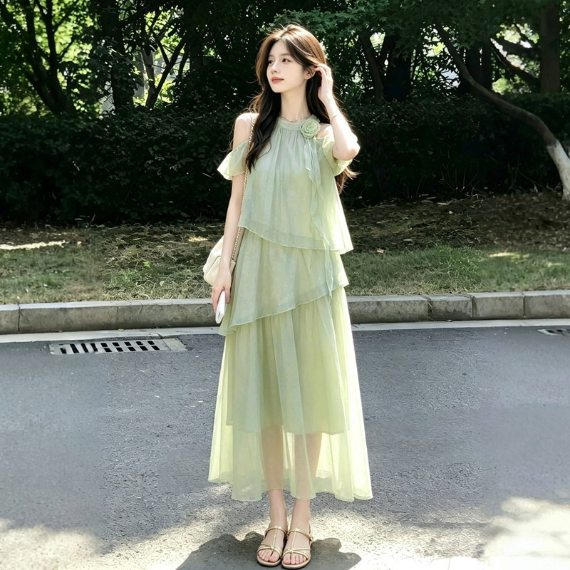 French-Style Gentle Vacation-Style Green Off-Shoulder Halter Dress for Women, Summer Sweet and Age-Reducing Slimming Tiered Long Dress