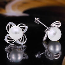 s925 Pure Silver Four Leaf Grass Earrings Woman 2020 New Tide Pearl Korea Temperament Net Red Advanced Sensation Ear Nail Method