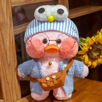 Синяя рубашка, большие глаза, синяя повязка для волос, коричневая сумка.