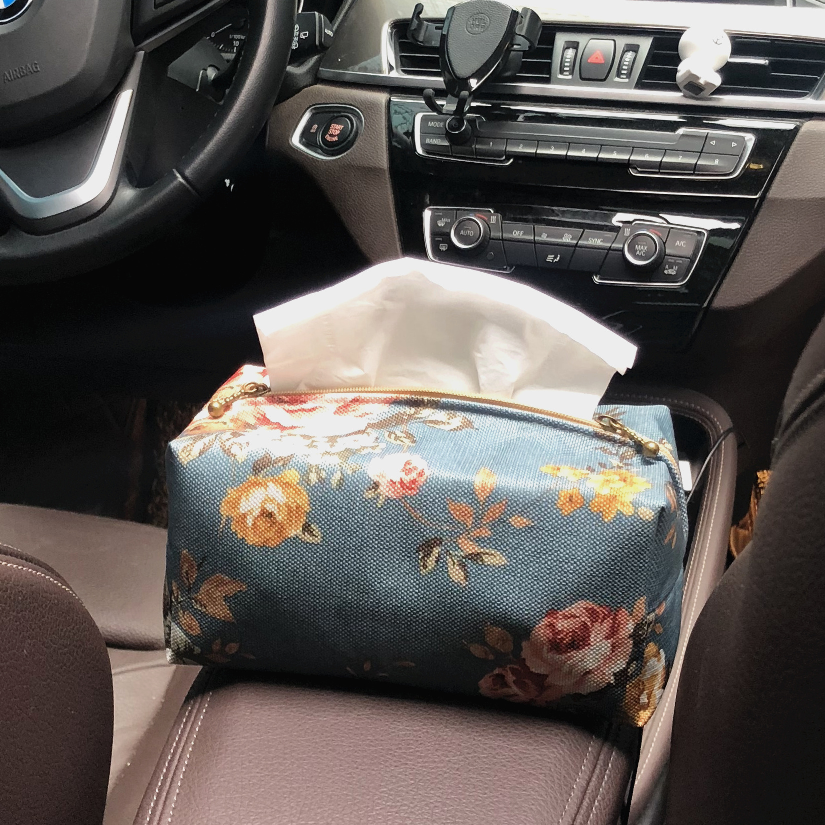 Car tissue box Car with cute cartoon toilet paper box hanging armrest box Tide brand tissue cover fabric