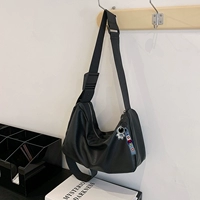 Черная маленькая космическая подвеска