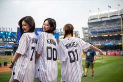 Customized Korean women's group aespa's the same style New York Yankees baseball uniform Yankees jersey performance ເຄື່ອງນຸ່ງການປະຕິບັດເຄື່ອງນຸ່ງ