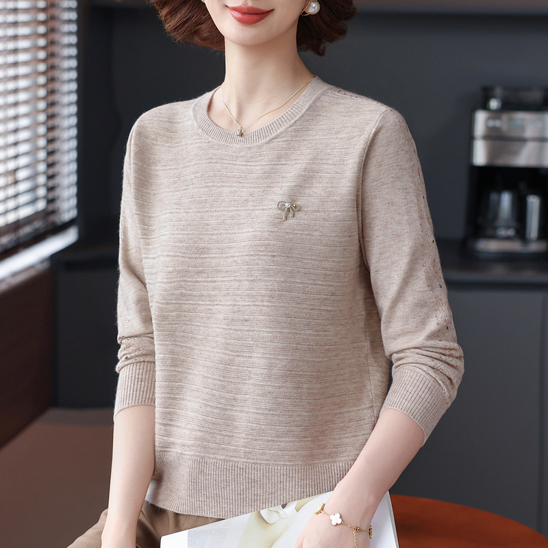 Middle-Aged Mother's Spring Long-Sleeved Base Shirt, Spring and Autumn 2026 New Style, Middle-Aged and Elderly Women's Sweater, Thin Knitted Top