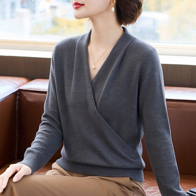 Mom's Autumn Clothing 2026 New Stylish and Elegant Knit Sweater Top for Middle-Aged and Elderly Women, Fashionable Base Sweater for Outerwear