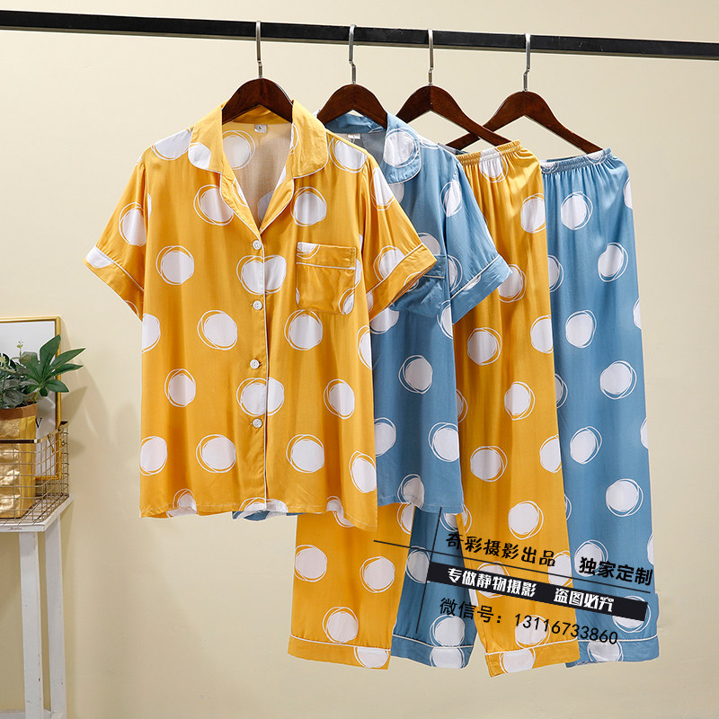 Women's clothing hangs in the pajamas of the pajamas