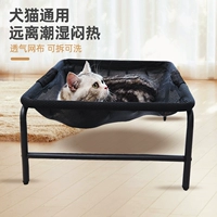 Кошка лежа в гнезде