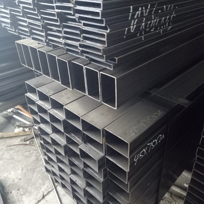Steel iron square pipe 25 * 40 25 * 50 25 * 60 25 * 70 25 * 75 25 * 25 mm square steel pipe oil pull pipe