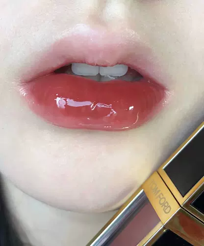 Tom Ford, глянцевый блеск для губ с розой в составе, зеркальный эффект