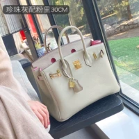 Жемчужный серый порошок 30 см на плече