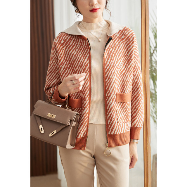 Mother's spring knitted short coat, fashionable middle-aged women's hooded fashion middle-aged and elderly spring and autumn jacket cardigan