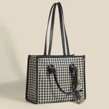 Вместительная и большая сумка на одно плечо