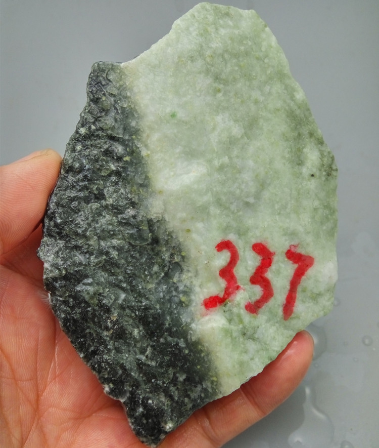 Natural Nanyang Unique Mountain Jade Raw Stone Wool Material 337 gr Engraving Raw Material