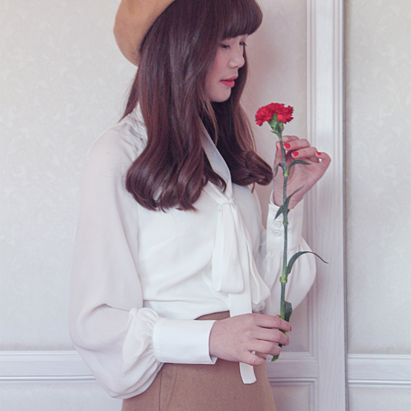 Shirt Lady Sleeve 2022 Spring and Autumn New Retroit Lantern Sleeve V collar with a dimensional white Chispun tops