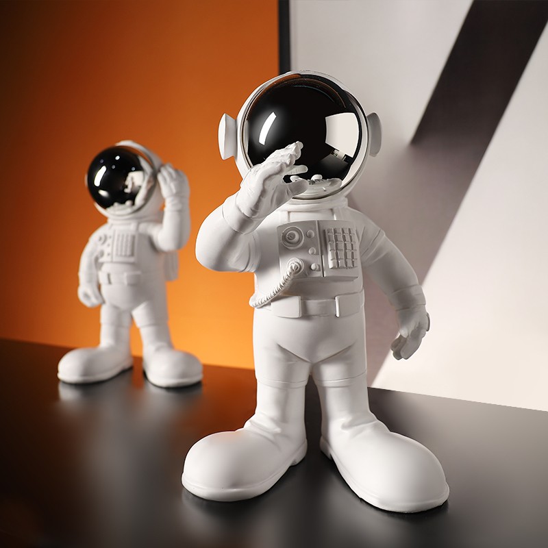 Modern minimalist office creative astronaut decoration astronaut model home living room wine cabinet decoration decoration