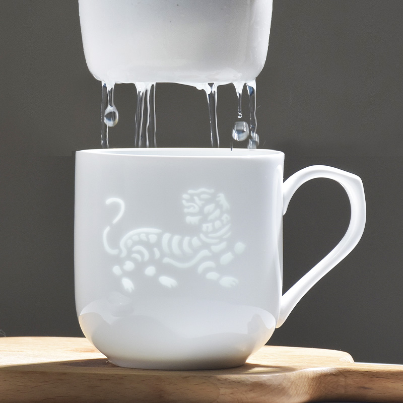 Jingdezhen customize personal special ceramic filter cups with cover the tea cups to separate office ipads porcelain tea set