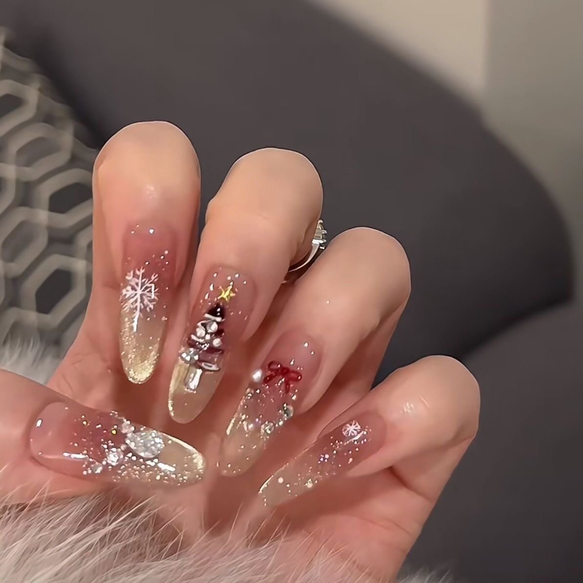 圣诞节氛围感美甲，让指尖也过个“温柔纯欲”的圣诞_穿戴甲_淘宝美妆网